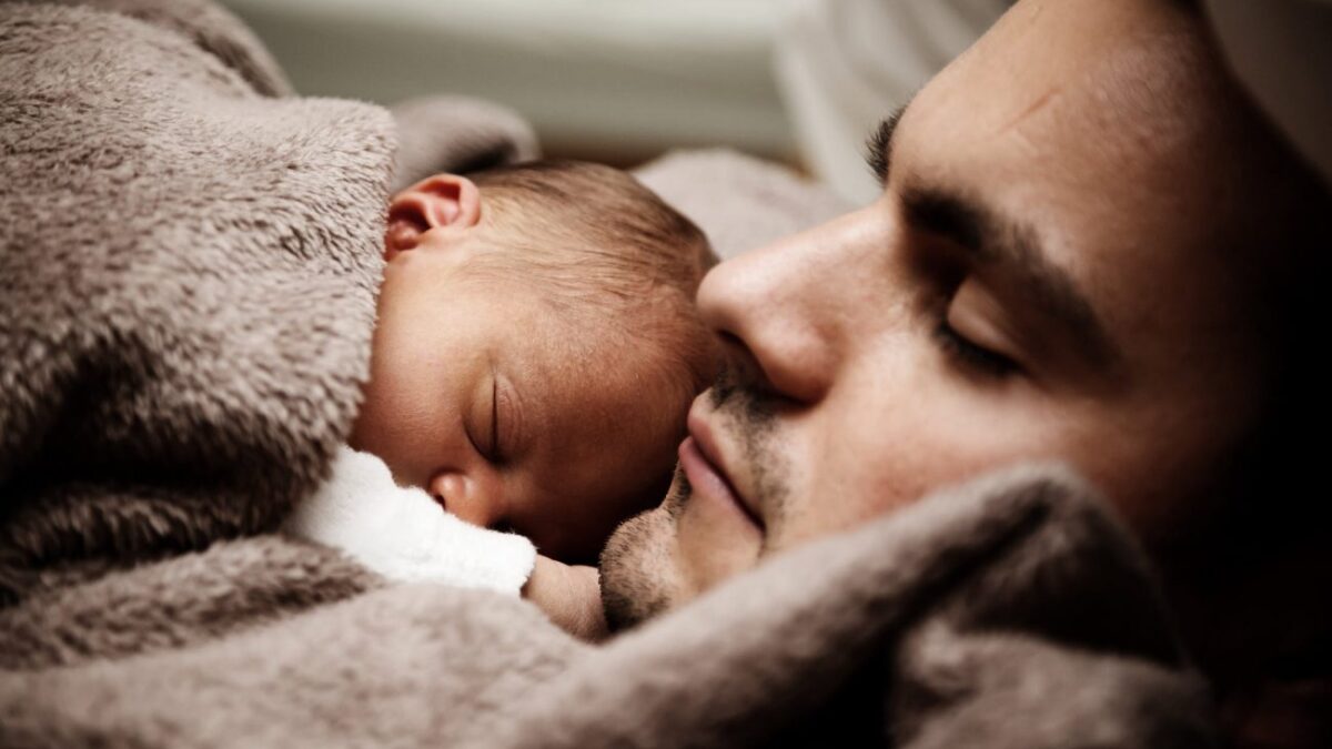 Αυξάνεται η άδεια πατρότητας, νέες γονικές άδειες, προστασία απόλυσης για τους πατεράδες