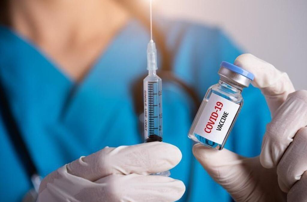 Η κυβέρνηση επισπεύδει τον εμβολιασμό σε νεότερες ηλικίες