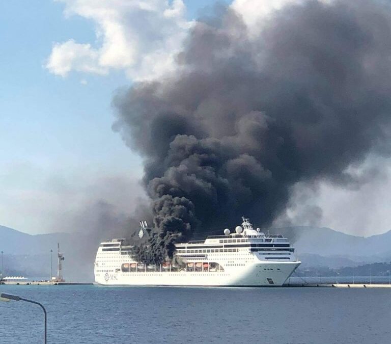 Καίγεται κρουαζιερόπλοιο στην Κέρκυρα – Τρομακτικά βίντεο