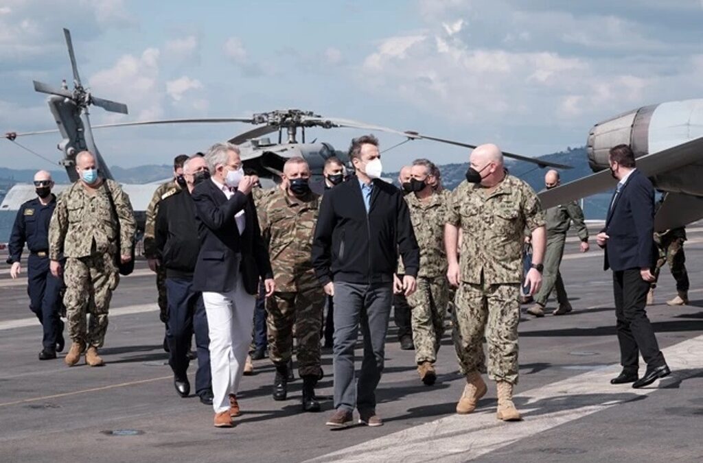 Ο Κ. Μητσοτάκης στο αεροπλανοφόρο Αϊζενχάουερ – Σε εξαιρετικό επίπεδο η στρατιωτική συνεργασία Ελλάδας – ΗΠΑ