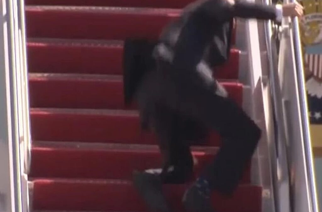 Viral η τούμπα του Τζο Μπάιντεν – Έπεσε τρεις φορές στη σκάλα του Air Force One (ΒΙΝΤΕΟ & ΦΩΤΟ)