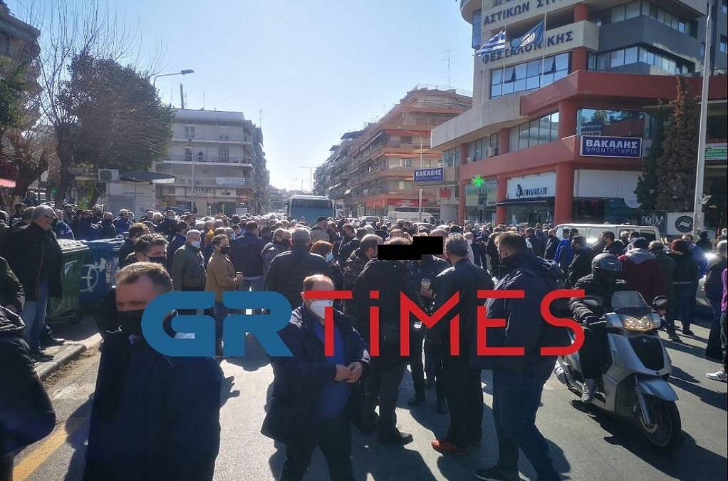 Θεσσαλονίκη: Η στιγμή που εργαζόμενοι του ΟΑΣΘ κλείνουν το δρόμο (ΒΙΝΤΕΟ)