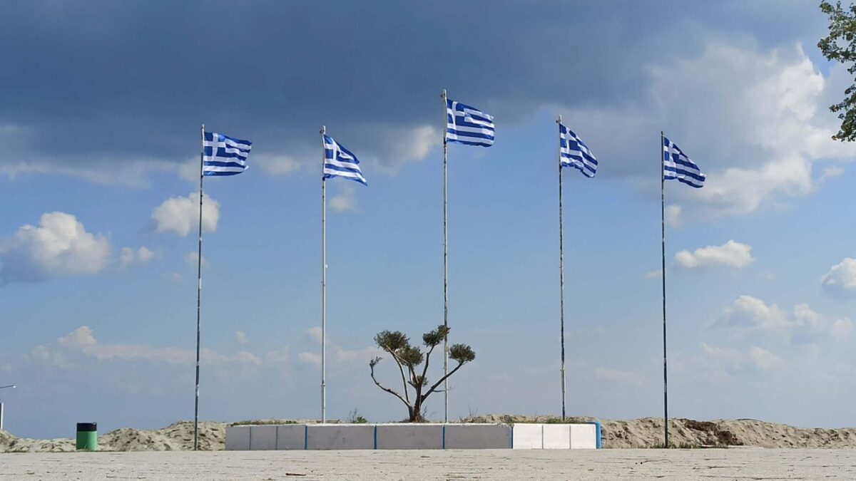 Ελληνικές σημαίες στην Ολυμπιακή Ακτή τοποθέτησε ο Δήμος Κατερίνης (ΒΙΝΤΕΟ & ΦΩΤΟ)