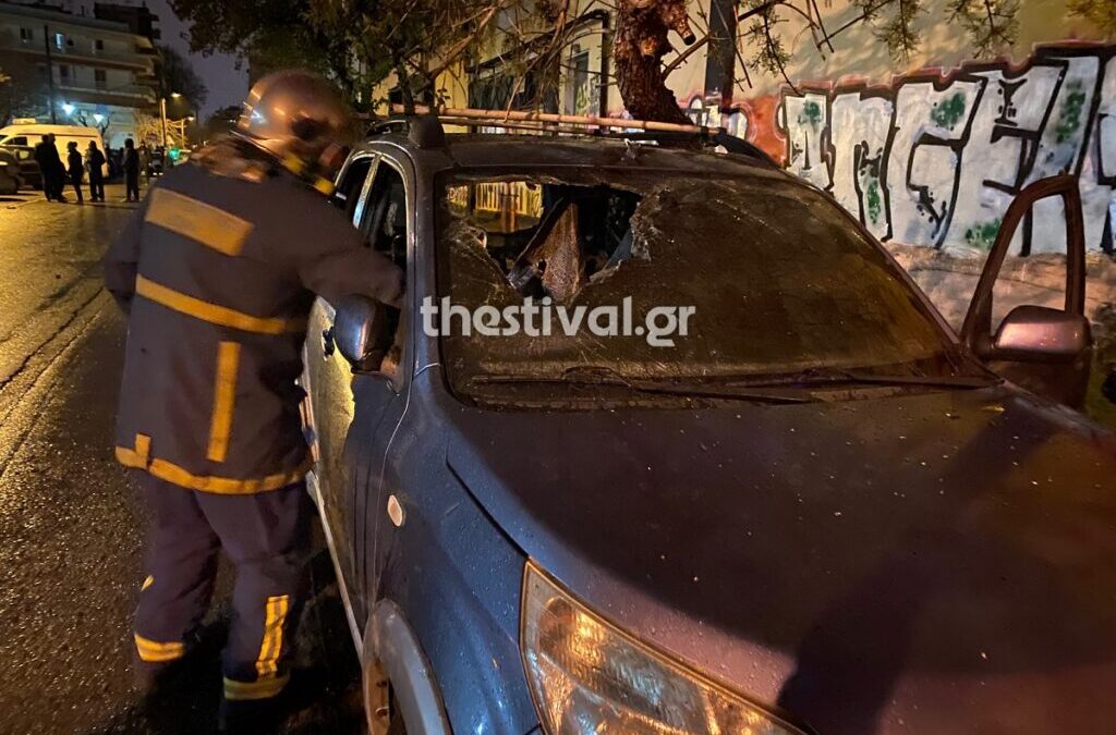 Θεσσαλονίκη: Άγριο ξύλο με τραυματίες μεταξύ οπαδών – Τσεκούρια, λοστοί, μαχαίρια, πυρσοί & βόμβες μολότοφ (ΦΩΤΟ)