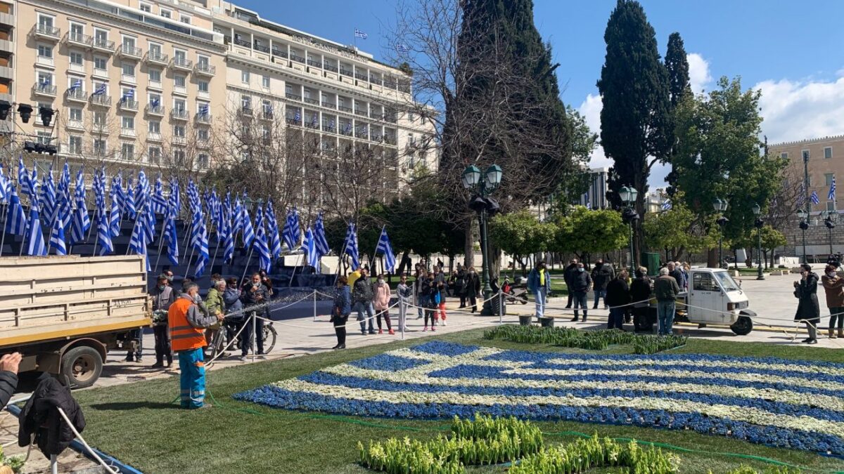 Στα γαλανόλευκα η Πλ. Συντάγματος – Τοποθετήθηκαν 200 ελληνικές σημαίες για την παρέλαση (ΒΙΝΤΕΟ & ΦΩΤΟ)