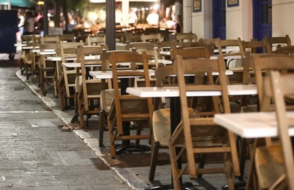 Τέλος τα «αυθαίρετα» τραπέζια καφετεριών σε πλατείες και πεζοδρόμια