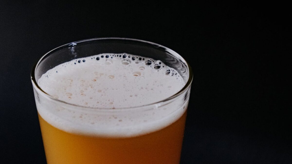Γνωστή μπίρα τρολάρει το European Super League με μια επική διαφήμιση – «Μην πίνετε και φτιάχνετε λίγκες»