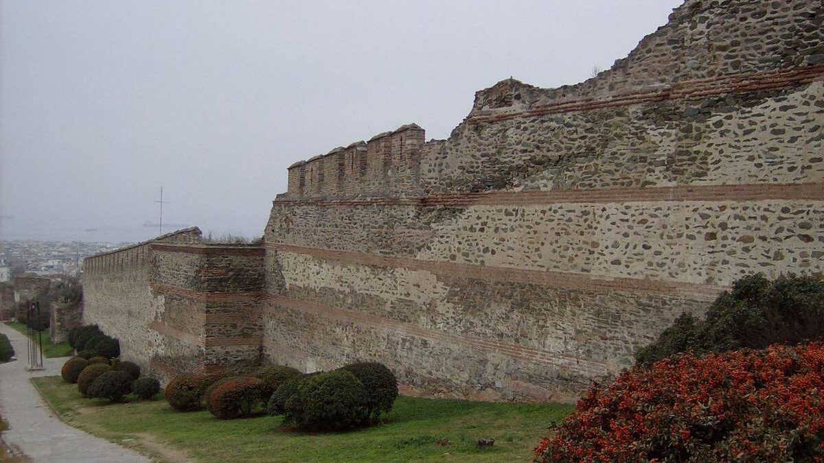 Αρχαιολογική ανακάλυψη: Βρήκαν βρεφικό νεκροταφείο στα τείχη της Θεσσαλονίκης
