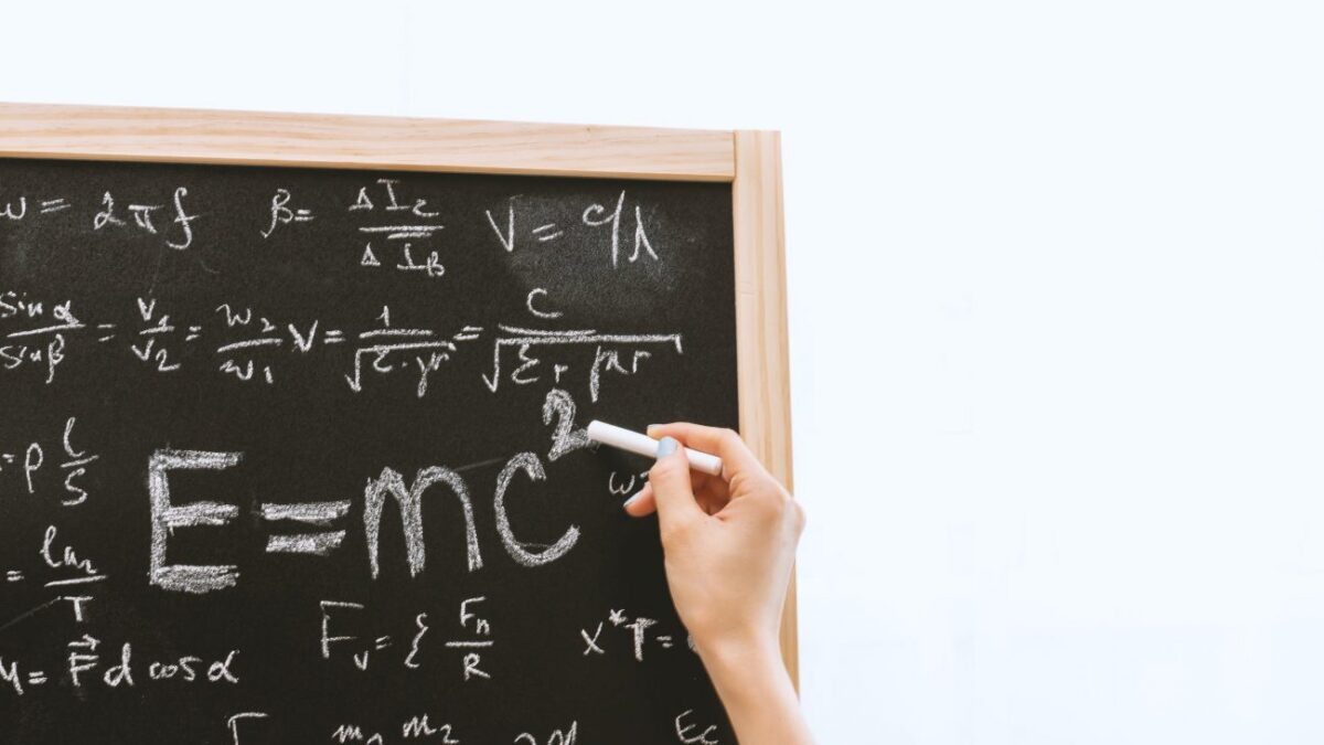 Επιστολή του Αϊνστάιν με τη διάσημη εξίσωση E=mc2 πωλήθηκε σε τιμή ρεκόρ