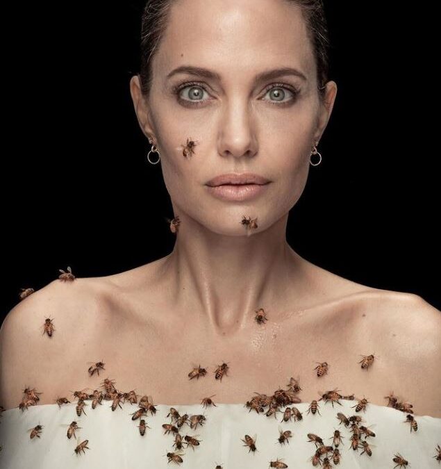 Η Αντζελίνα Τζολί φωτογραφήθηκε καλυμμένη από εκατοντάδες μέλισσες
