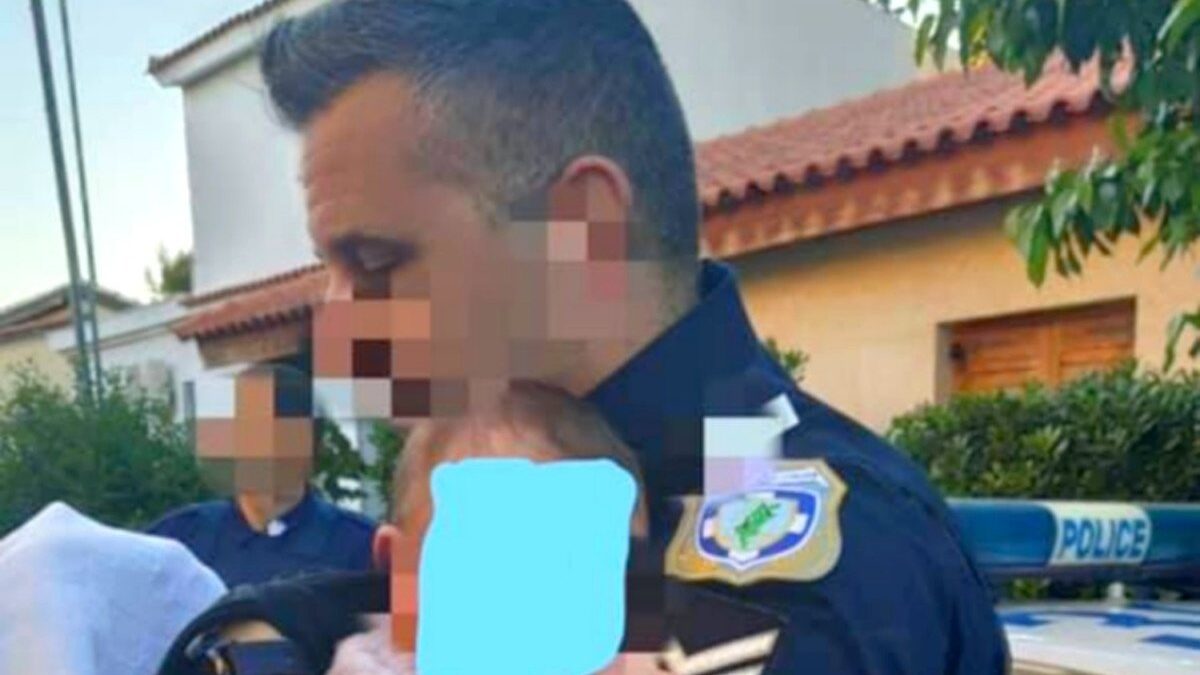 Έγκλημα στα Γλυκά Νερά: Εικόνα που συγκλονίζει – Αστυνομικός κρατά τρυφερά το μωρό του ζευγαριού