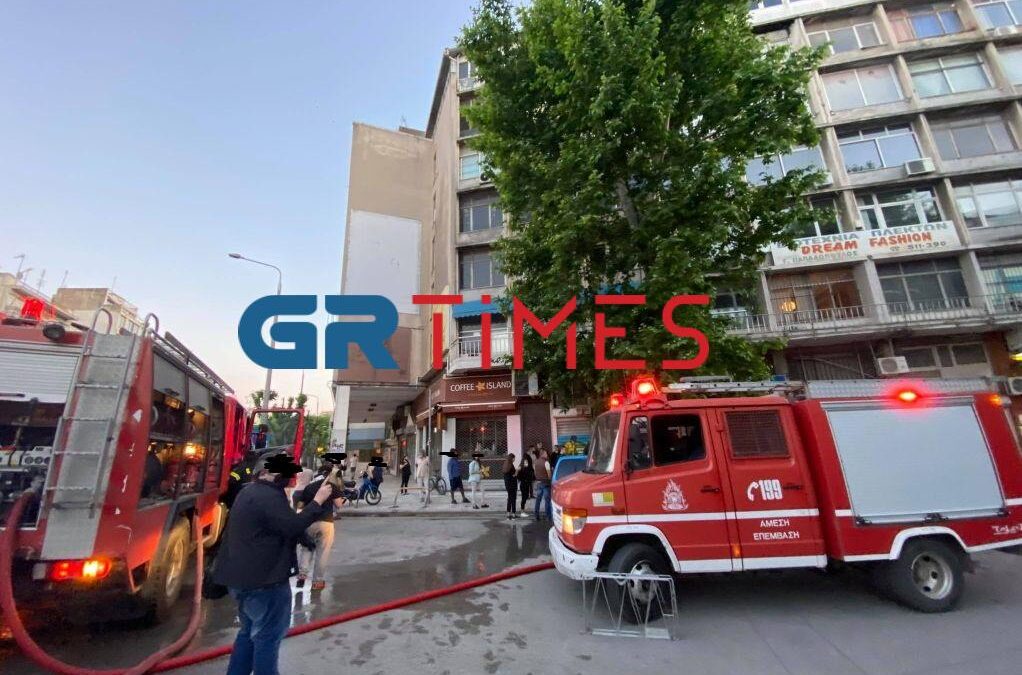 Θεσσαλονίκη: Φωτιά σε διαμέρισμα στον Βαρδάρη – Απεγκλωβίστηκαν πέντε άτομα (ΒΙΝΤΕΟ & ΦΩΤΟ)