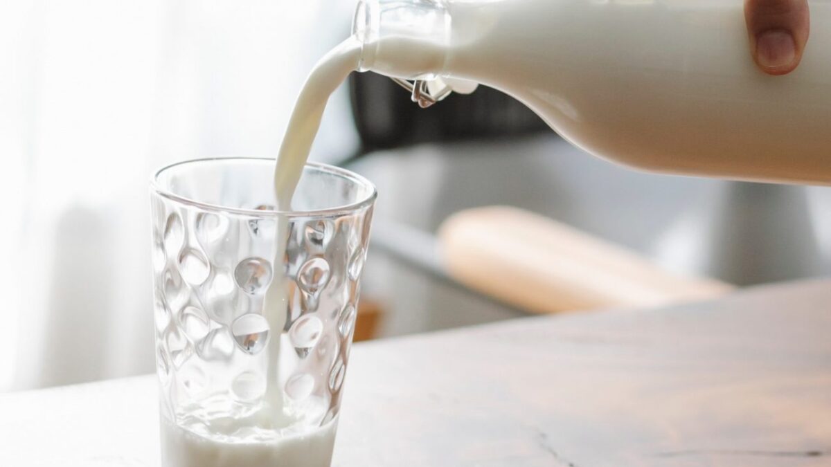 Έρευνα: Τελικά το γάλα αυξάνει ή μειώνει τη χοληστερίνη;