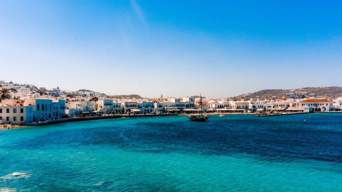 Βρετανία: Πέντε ελληνικά νησιά θεωρούνται προορισμοί χαμηλού κινδύνου σχετικά με τον κοροναϊό