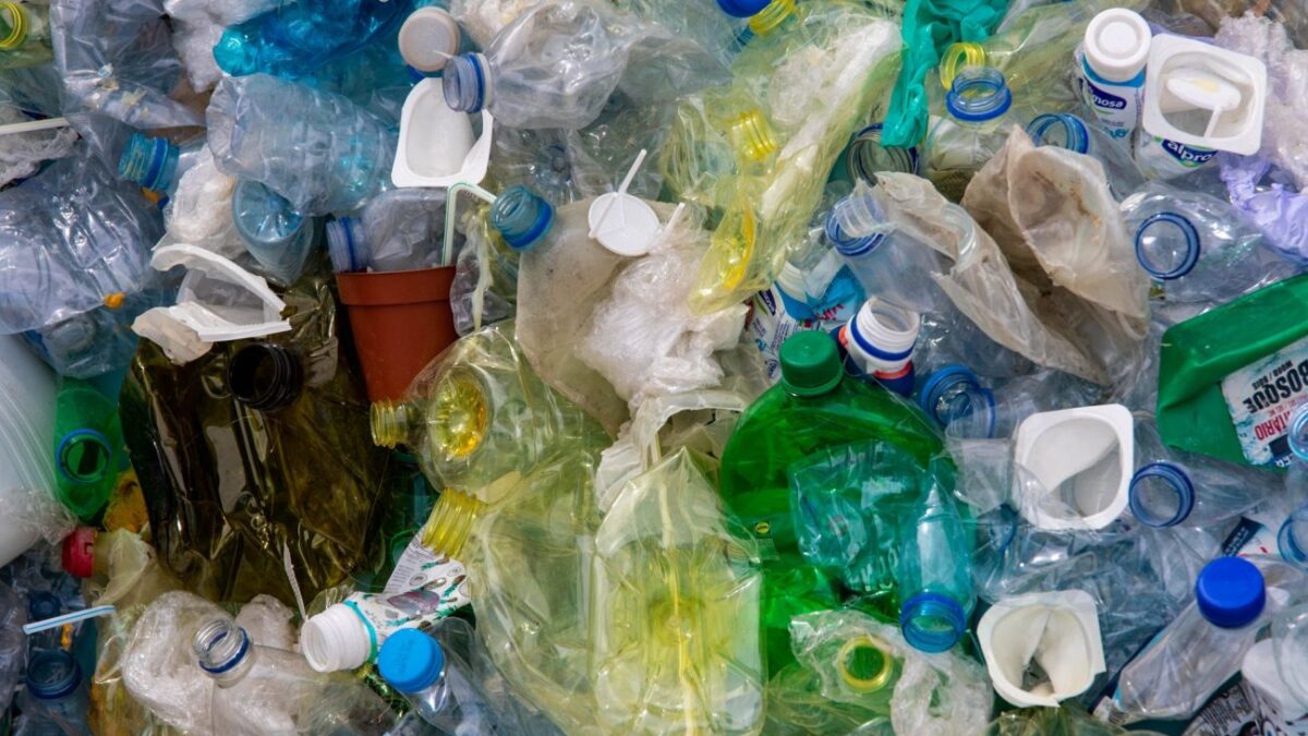 Μόλις 20 εταιρείες είναι υπεύθυνες για τα μισά σκουπίδια από πλαστικά μίας χρήσης στον πλανήτη