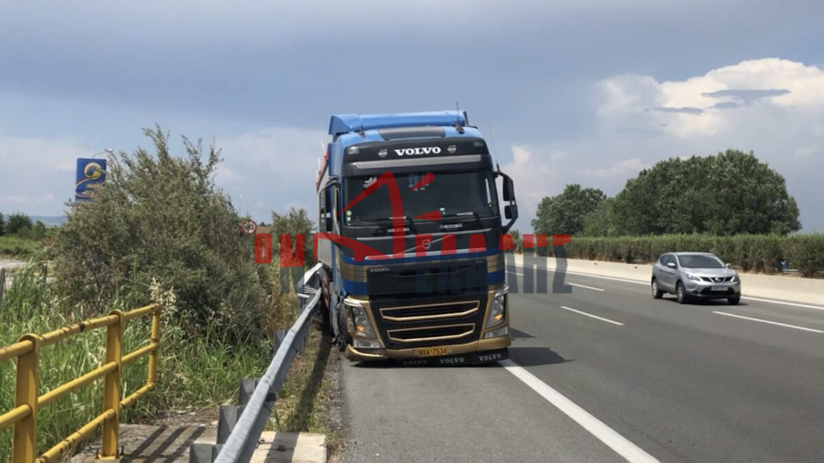 ΠΡΙΝ ΛΙΓΟ: Φορτηγό έπεσε στις μπάρες στην εθνική οδό Κατερίνης-Λάρισας (ΒΙΝΤΕΟ & ΦΩΤΟ)