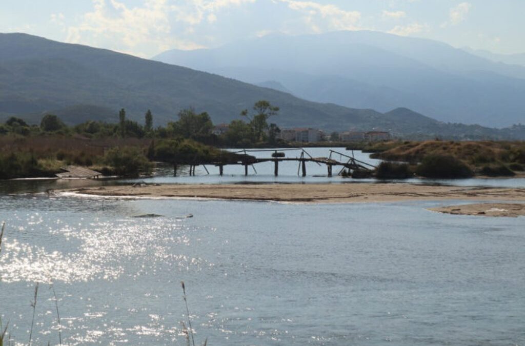 Η μικρή ξύλινη γέφυρα που ενώνει… Θεσσαλία και Μακεδονία – Πού βρίσκεται