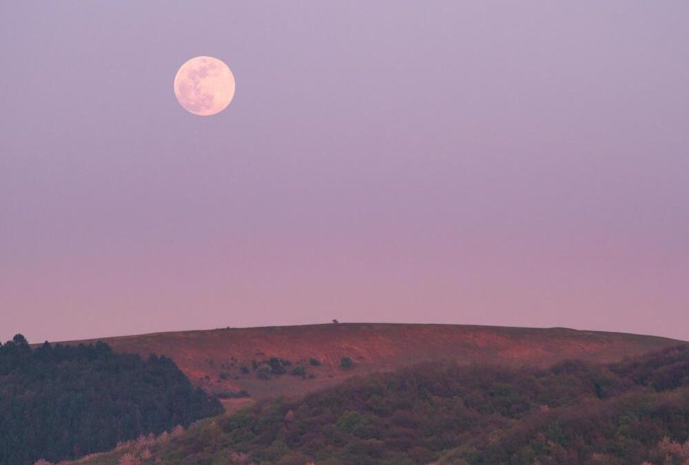 «Φεγγάρι της Φράουλας»: Το βράδυ της Πέμπτης η τρίτη και τελευταία υπερπανσέληνος του 2021