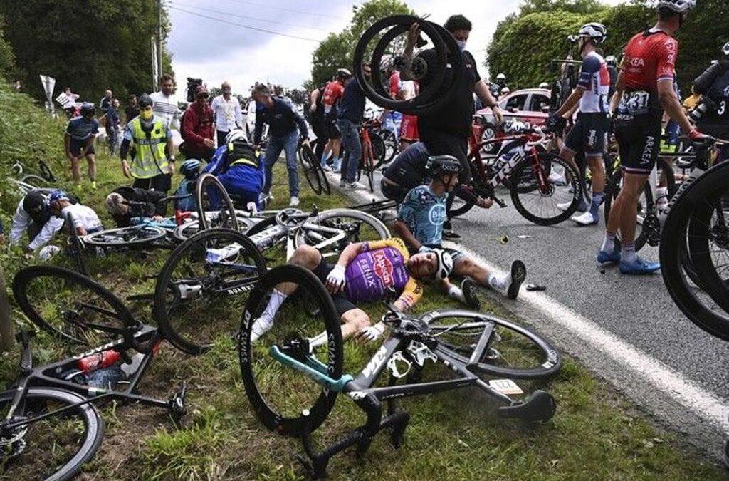 Tour de France: Απίστευτη καραμπόλα εξαιτίας θεατή που πόζαρε για φωτογραφία (ΒΙΝΤΕΟ)