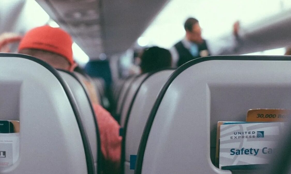 Αεροπλάνα: Ο αηδιαστικός λόγος που οι αεροσυνοδοί δεν πίνουν ποτέ ζεστά ροφήματα στις πτήσεις