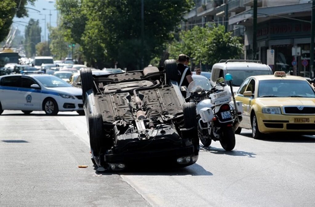 Απίστευτο τροχαίο στο κέντρο της Αθήνας: Αναποδογύρισε αυτοκίνητο στη μέση του δρόμου (ΦΩΤΟ)