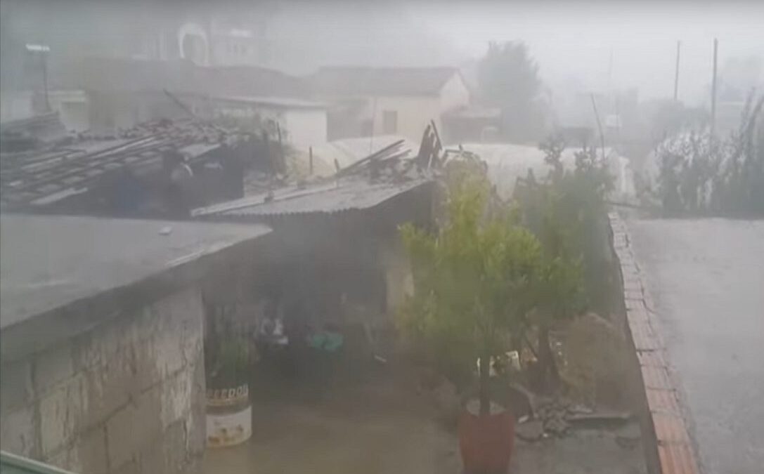 Ελασσόνα: Τα σάρωσε όλα το μπουρίνι στο σεισμόπληκτο Δαμάσι (ΒΙΝΤΕΟ)