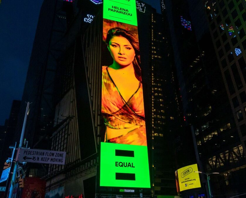 Έλενα Παπαρίζου: Μπήκε σε Billboard στην Times Square