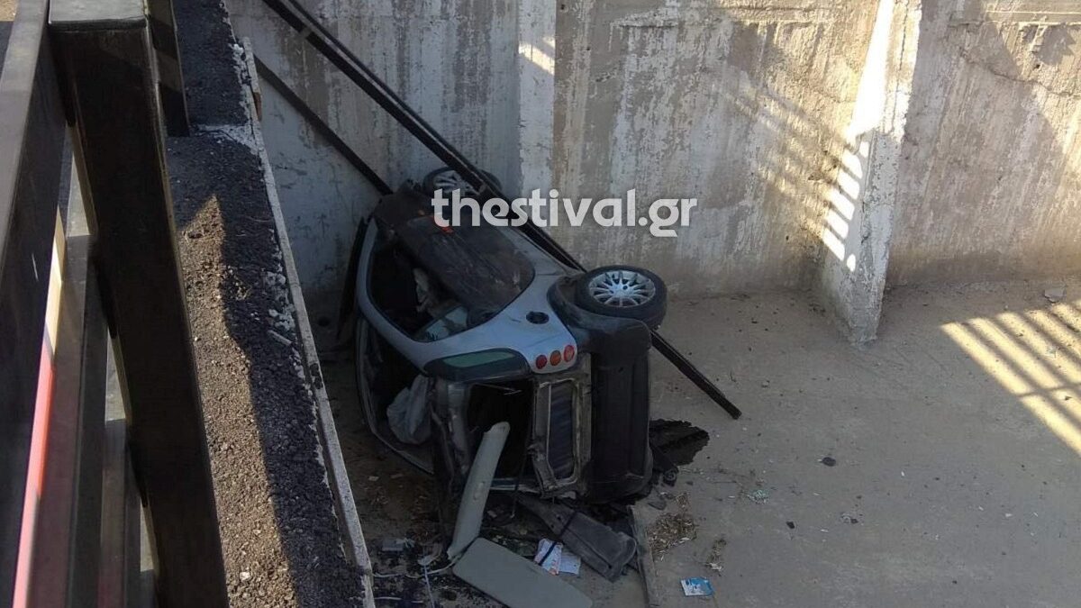 Θεσσαλονίκη: Αυτοκίνητο… «προσγειώθηκε» σε πάρκινγκ μετά από κινηματογραφική καταδίωξη (ΦΩΤΟ)