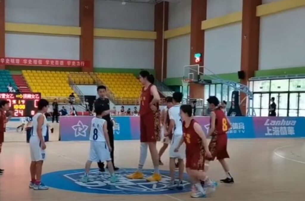 Η 14χρονη Κινέζα αθλήτρια του μπάσκετ με ύψος 2,27 μ. (ΒΙΝΤΕΟ)