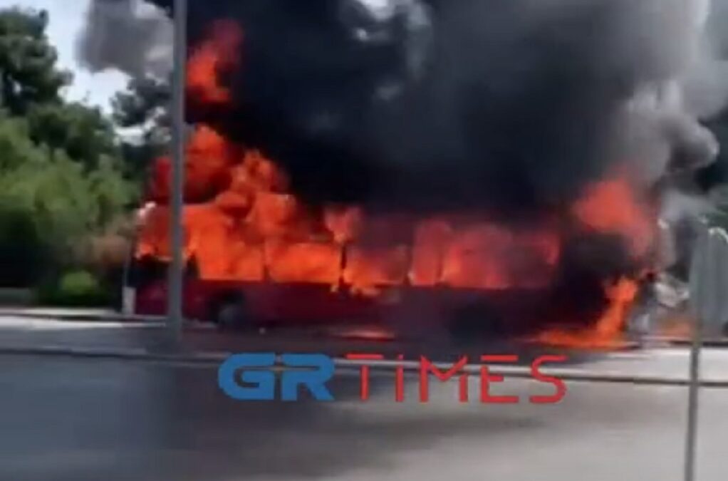 Θεσσαλονίκη: Λεωφορείο του ΚΤΕΛ έγινε παρανάλωμα του πυρός (ΒΙΝΤΕΟ & ΦΩΤΟ)