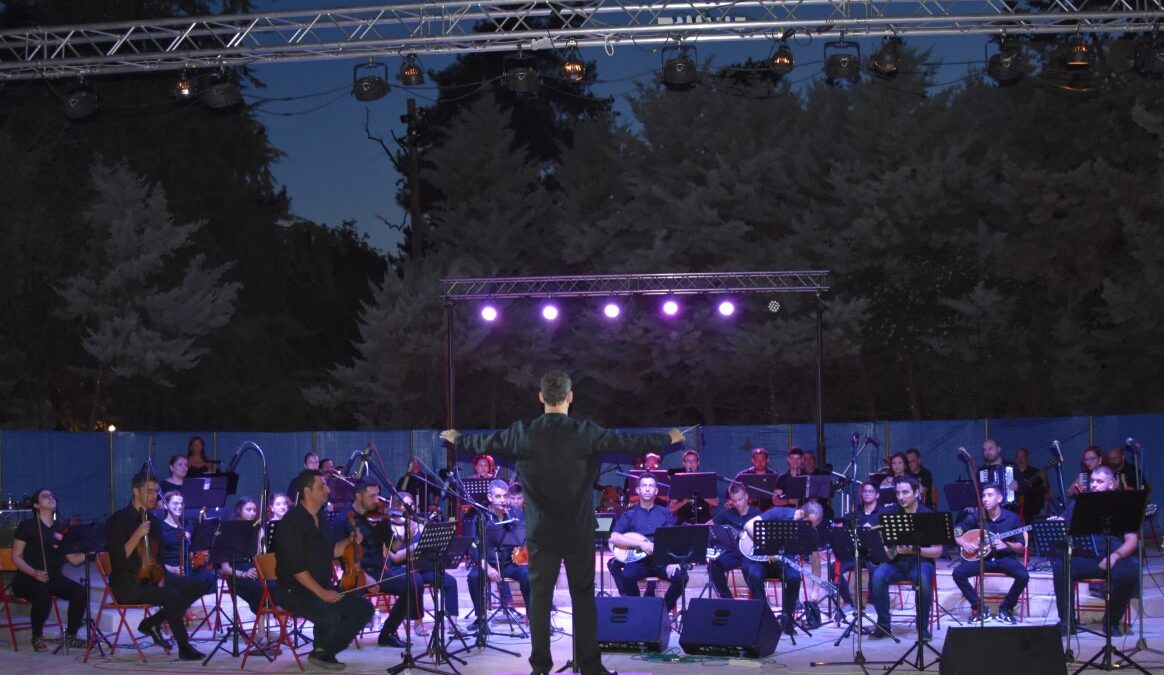Μελωδικό αφιέρωμα στον Σταύρο Ξαρχάκο παρουσίασε η Πολυτονική Ορχήστρα στο Αμφιθέατρο Πάρκου