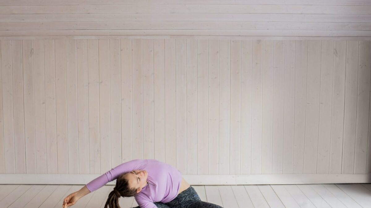 Pillow yoga: 5 εύκολες στάσεις γιόγκα για να κοιμηθείτε «σαν μωρό»