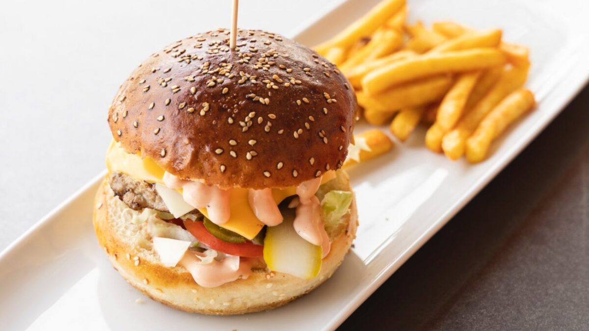 Burger με κοτόπουλο, λουκάνικο και γαρίδες