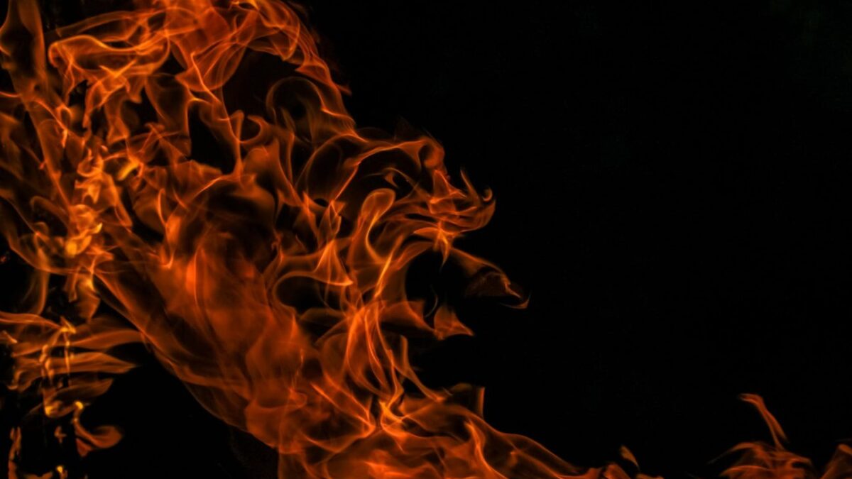 Φωτιά στην Κερατέα – Πέταξαν φωτοβολίδες στο δάσος και ξέσπασε πυρκαγιά