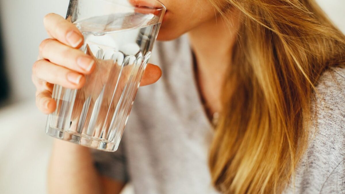 Καύσωνας: Πόσα ποτήρια νερό πρέπει να πίνετε για κάθε 30 λεπτά που είστε έξω