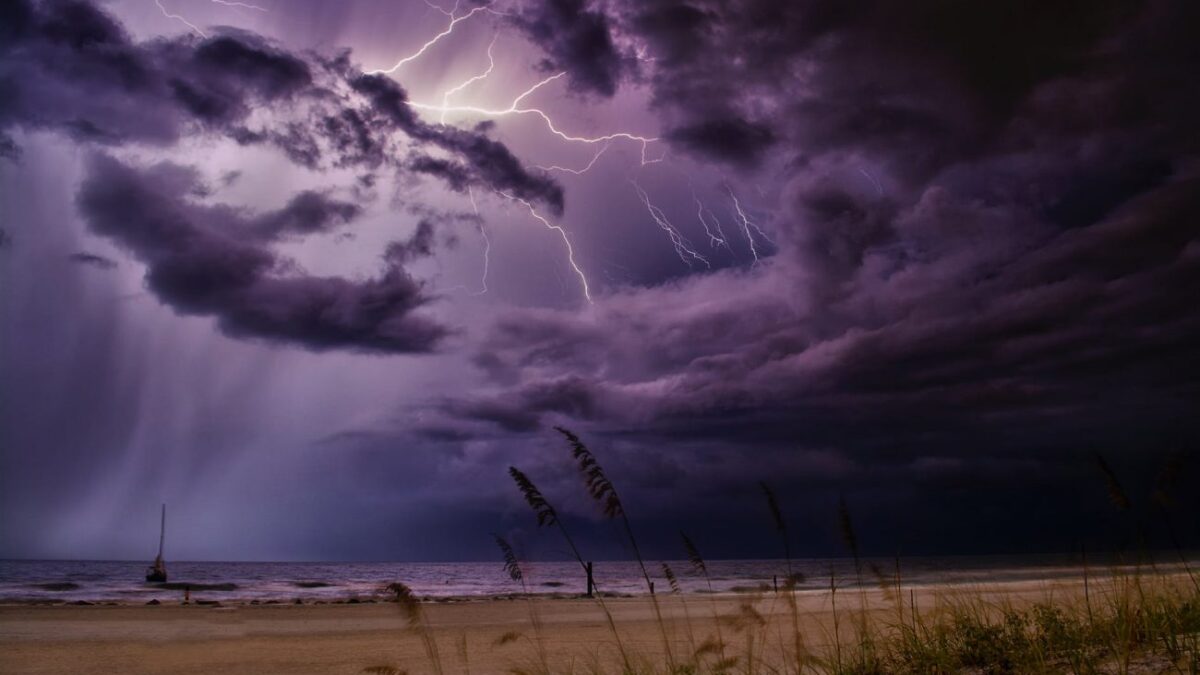 Σάκης Αρναούτογλου για καιρό: «Με δύο λόγια, προσοχή!», σε ποιες περιοχές έρχονται μπόρες και καταιγίδες