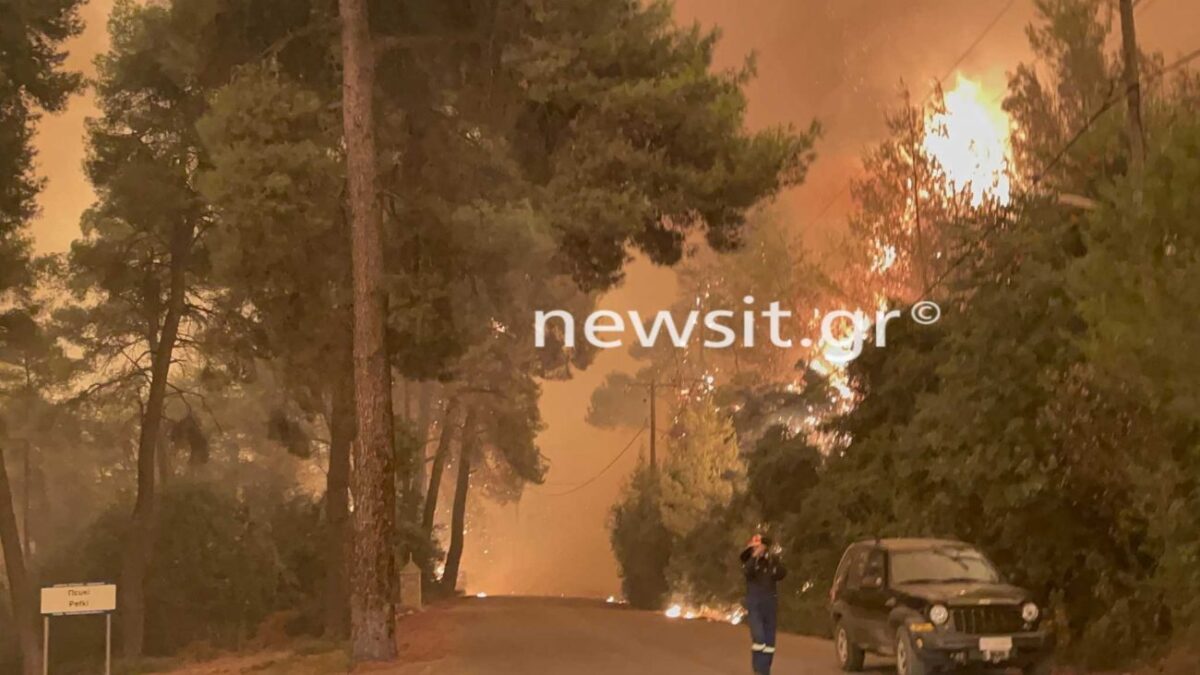 Φωτιά στην Εύβοια: Καίγονται σπίτια στο Πευκί και στη Γερακιού (ΒΙΝΤΕΟ & ΦΩΤΟ)