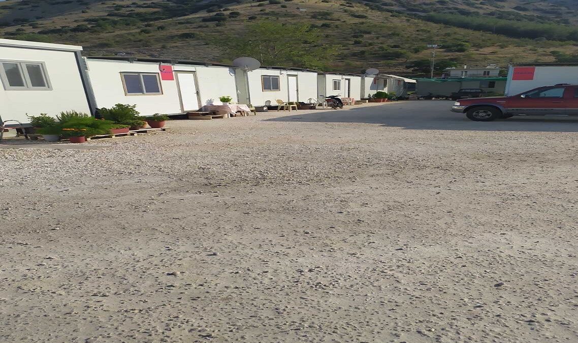 Δαμάσι: Συγκλονίζουν ηλικιωμένες που μένουν στους οικίσκους έξι μήνες μετά τον σεισμό (ΒΙΝΤΕΟ)