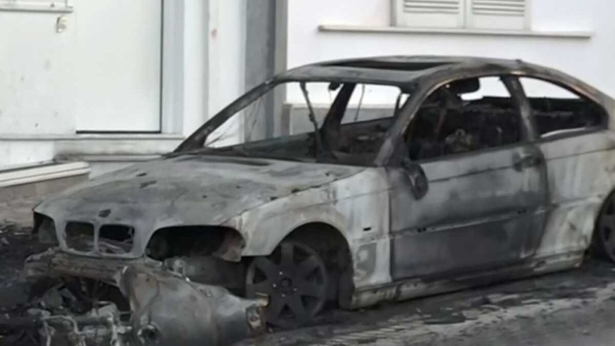 Ηλιούπολη: Έκαψαν το αυτοκίνητο και τη μηχανή του αστυνομικού που κρατούσε και εξέδιδε τη 19χρονη