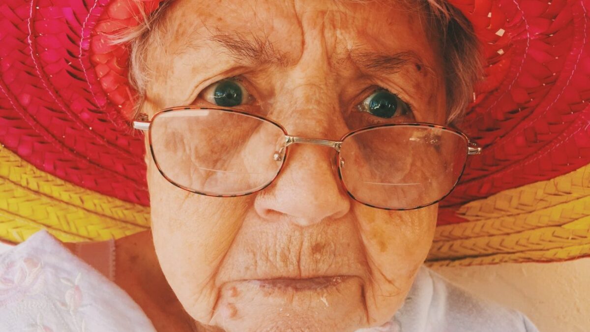 Τετραπέρατη γιαγιά παγίδευσε συμμορία – Aντί για 70.000 ευρώ έδωσε «άδεια» τσάντα