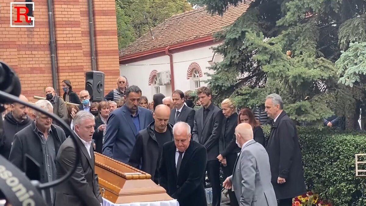 Σπαρακτικές στιγμές στην κηδεία του Ίβκοβιτς: Κουβάλησε το φέρετρο ο Ζοτς (BINTEO)