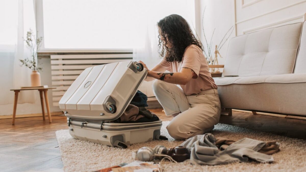 Γύρισες από διακοπές; Η πρώτη δουλειά που πρέπει να κάνεις στο σπίτι πριν ανοίξεις τις βαλίτσες