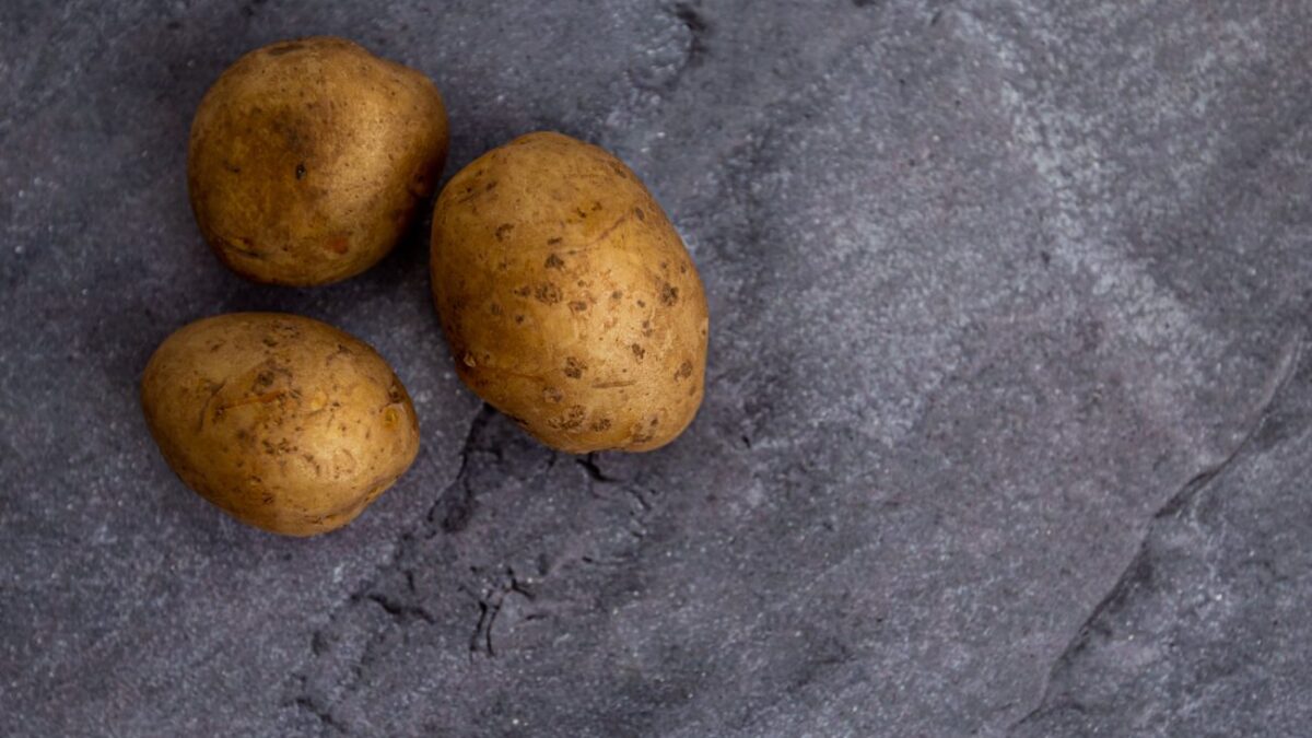 Κάνουν τελικά «κακό» οι πατάτες; Πώς θα μαγειρευτούν νόστιμα και υγιεινά