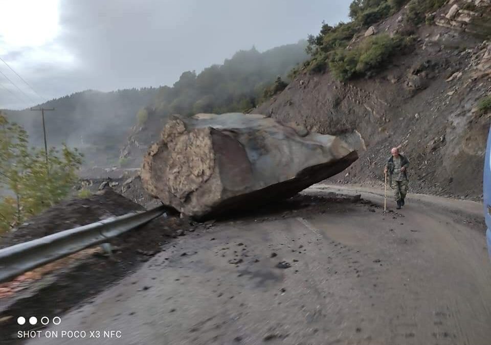 Ευρυτανία: Τεράστιος βράχος κατέρρευσε στη μέση του δρόμου – Από τύχη δεν υπήρξαν θύματα