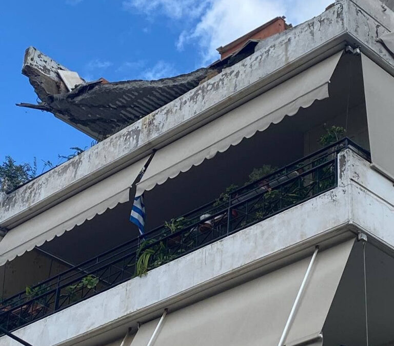 Έπεσε μπαλκόνι πολυκατοικίας στο Χαλάνδρι – Εκκενώθηκε το κτίριο (ΒΙΝΤΕΟ)