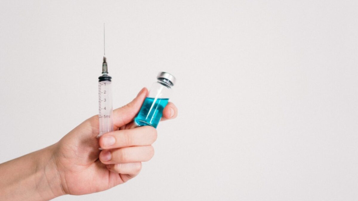 «Καμπανάκι» από ΕΟΔΥ – Επείγουσα η τρίτη δόση εμβολίου