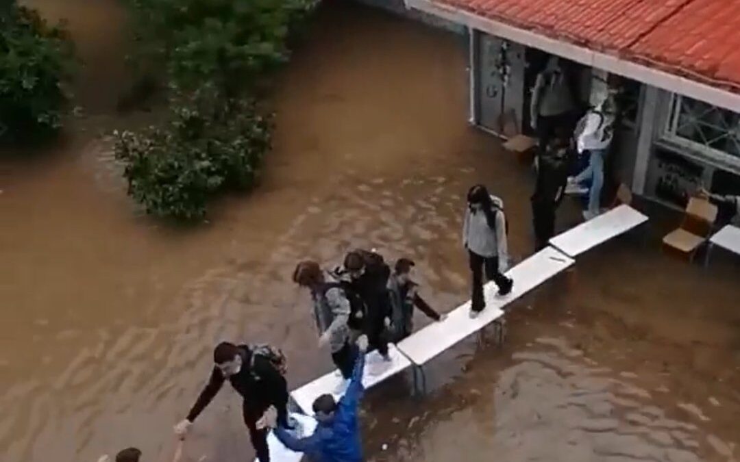 Νέα Φιλαδέλφια: Γέφυρα από θρανία έφτιαξαν οι μαθητές ώστε να βγουν από το πλημμυρισμένο σχολείο (VIDEO)