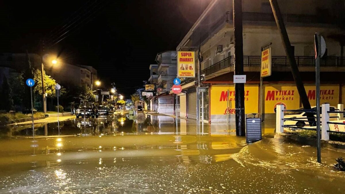 Πλημμύρισαν Παραλία και Ολυμπιακή Ακτή – Επιχειρήσεις του Δήμου Κατερίνης για την αντιμετώπιση των φαινομένων