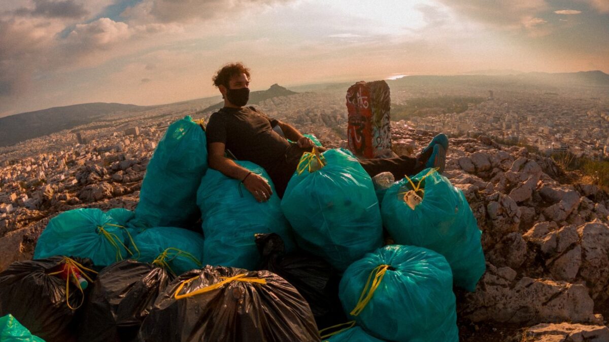 Βασίλης Σφακιανόπουλος: Περπάτησε 162 χιλιόμετρα από την Αθήνα στην Εύβοια μαζεύοντας σκουπίδια
