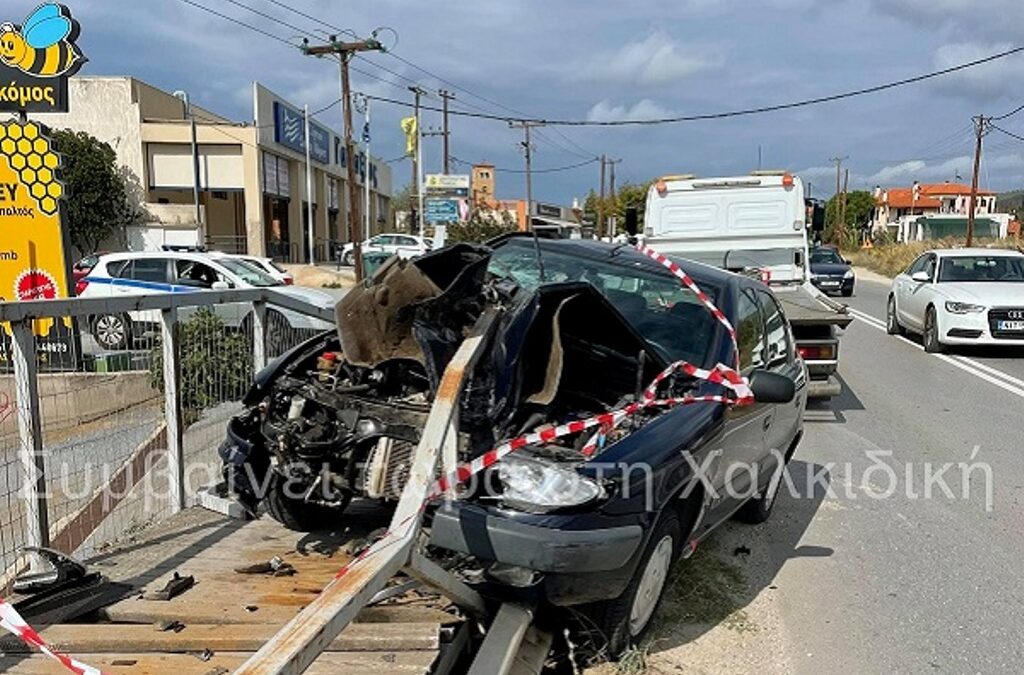 Χαλκιδική: Απίστευτο τροχαίο – Σίδερο καρφώθηκε στην καμπίνα αυτοκινήτου (ΦΩΤΟ)
